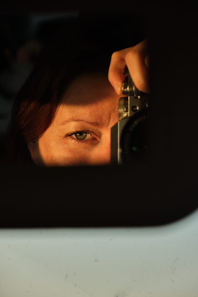 Familienfotografin in Rheinland-Pfalz: kreatives Selbstporträt im Schminkspiegel eines Autos